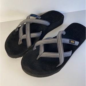 Teva size 7 black and white sandal B012